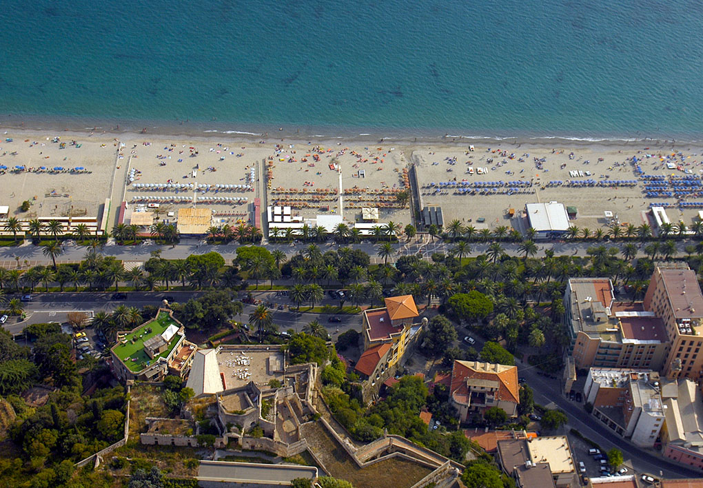 il litorale di FInale Ligure con palme e stabilimenti balneari, visto dall'alto