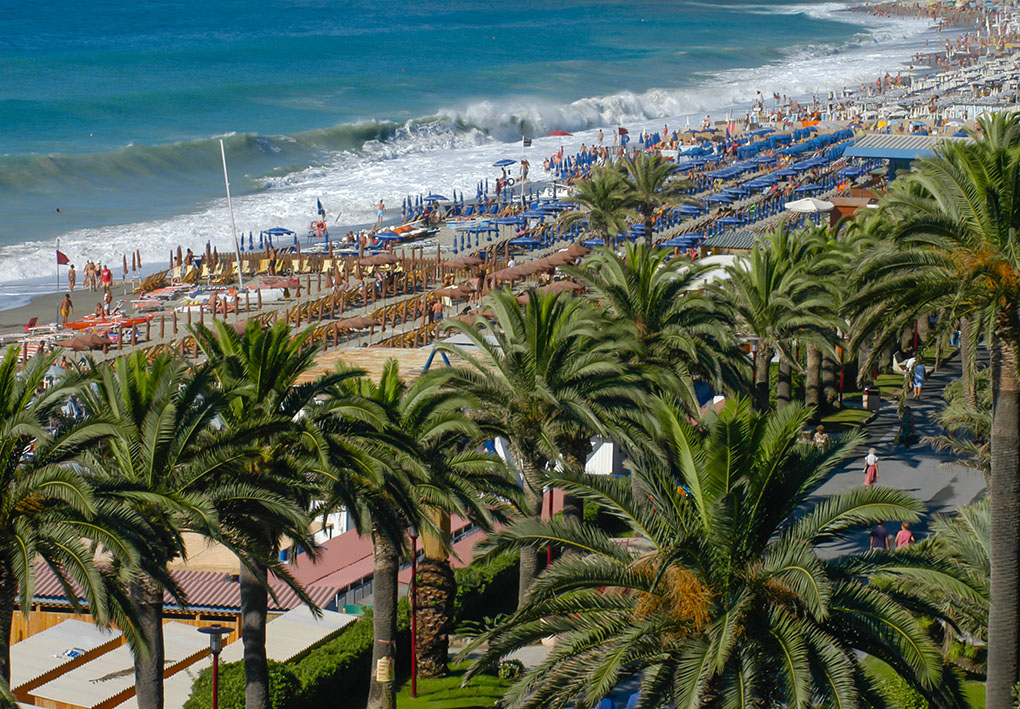 il litorale di FInale Ligure con palme e stabilimenti balneari, visto dall'alto