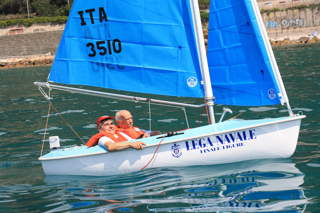 due persone in barca a vela