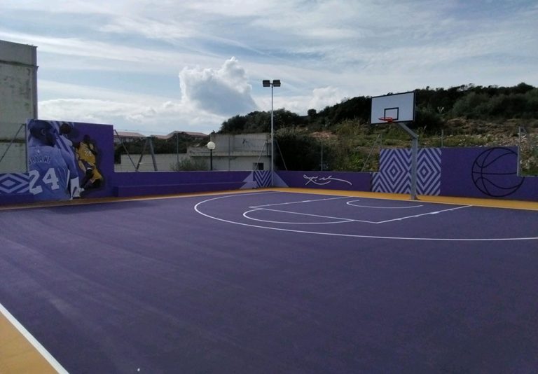 un moderno e colorato campo da basket all'aperto