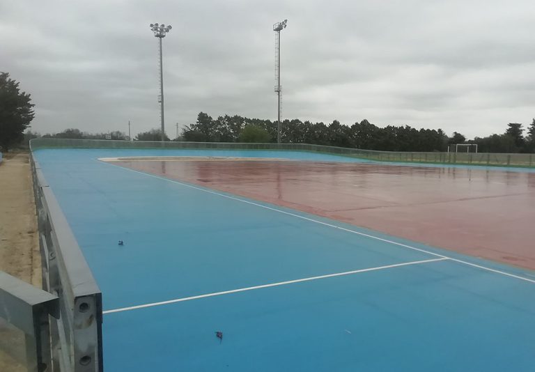 una pista da pattinaggio e campo da gioco all'aperto