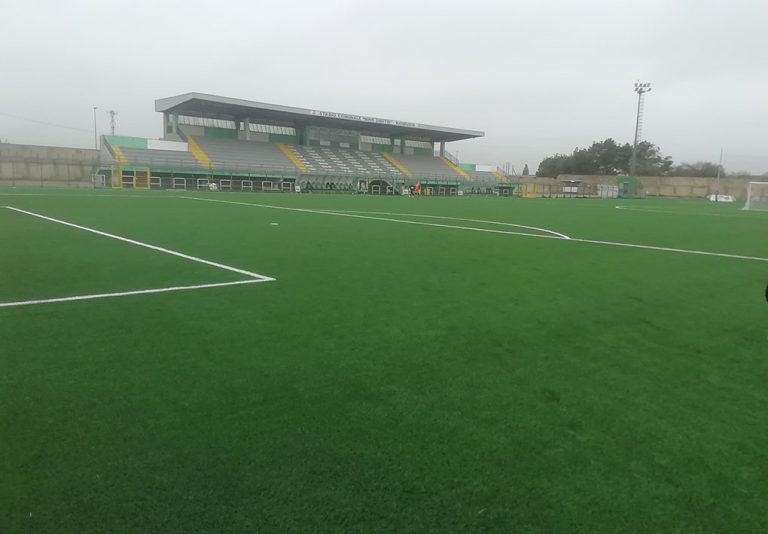 un campo da calcio con tribuna coperta