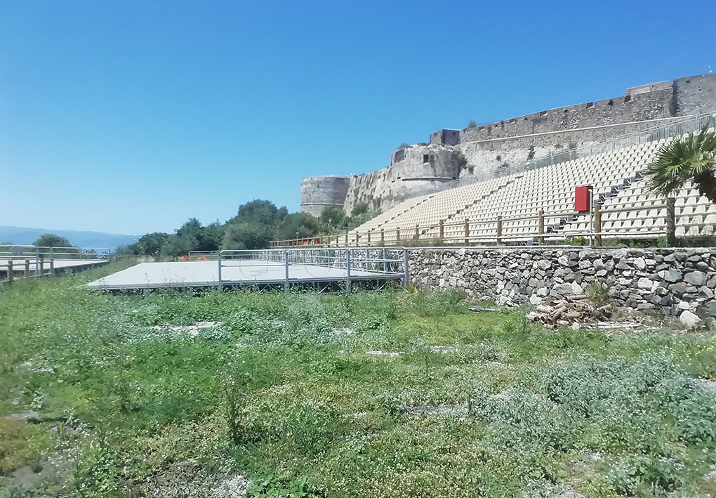 una platea è stata costruita lungo i lati di un'antica fortezza