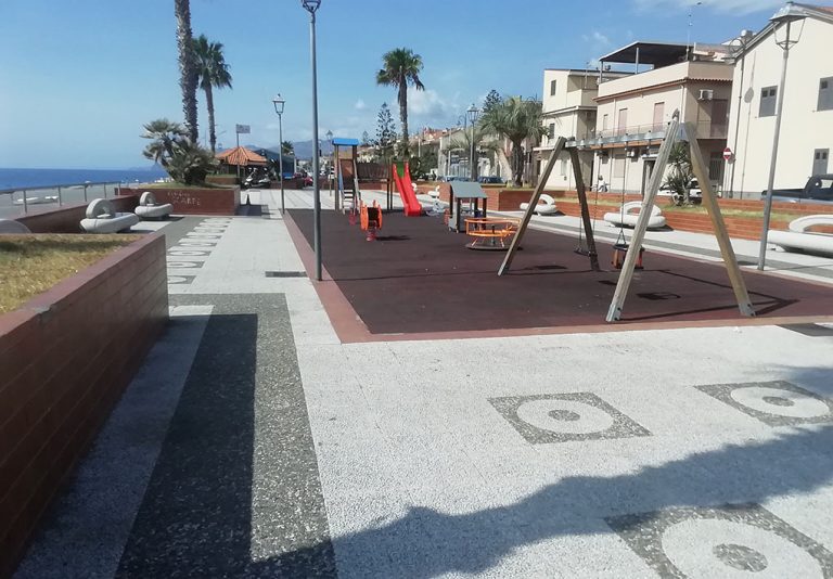 un'area giochi sul lungomare con attrezzature inclusive