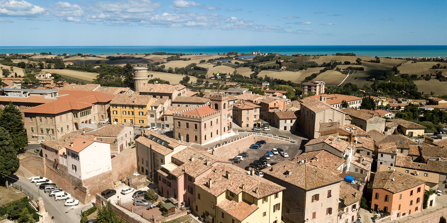 vista del borgo storico dall'alto. Sullo sfondo il mare.