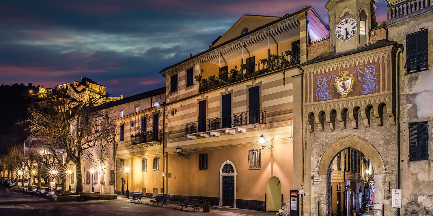 un fronte di palazzi storici che riprende la cinta muraria del borgo. Un grande arco in pietra permette l'accesso