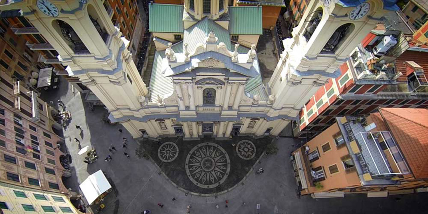 La piazza principale di Santa Margherita, dove si affacciano una chiesa e vari palazzi storici