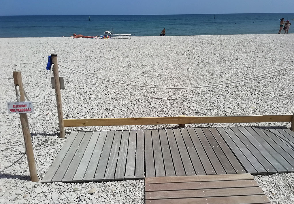 dettaglio della passerella in spiaggia