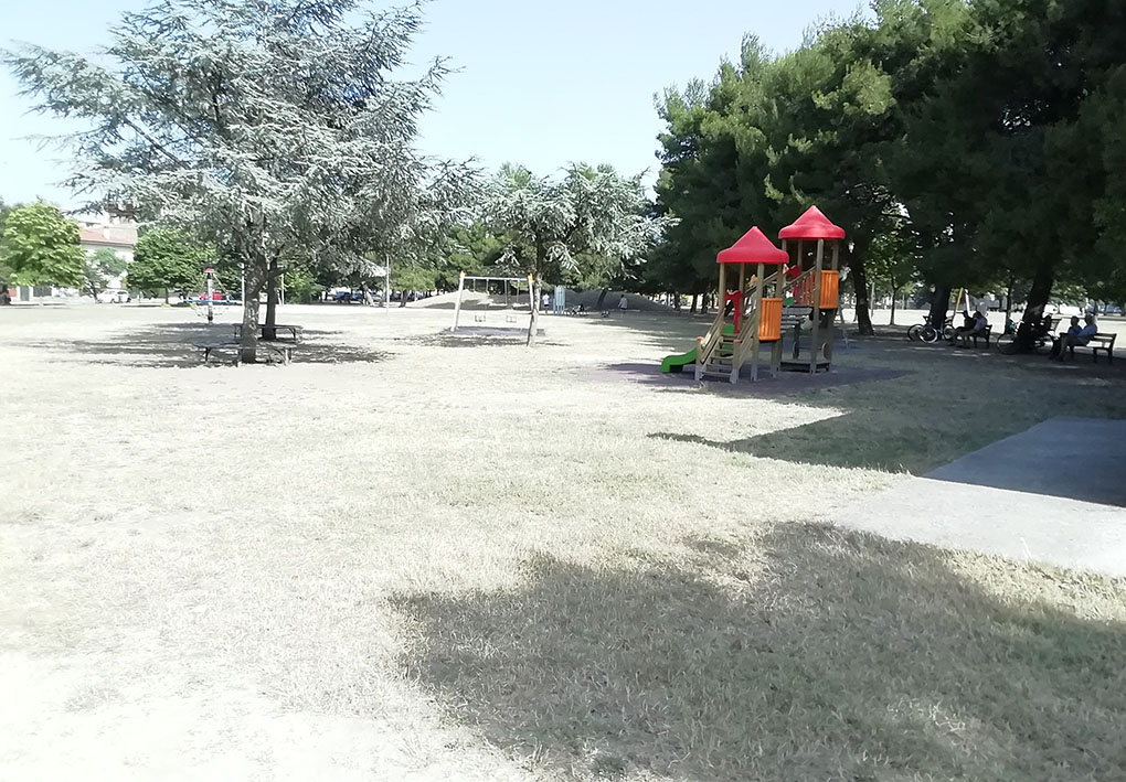 giochi per bambini in un parco con alberi