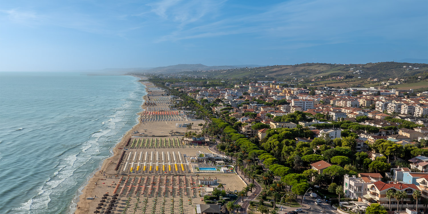 la costa di Tortoreto si allunga con tanti stabilimenti balneari