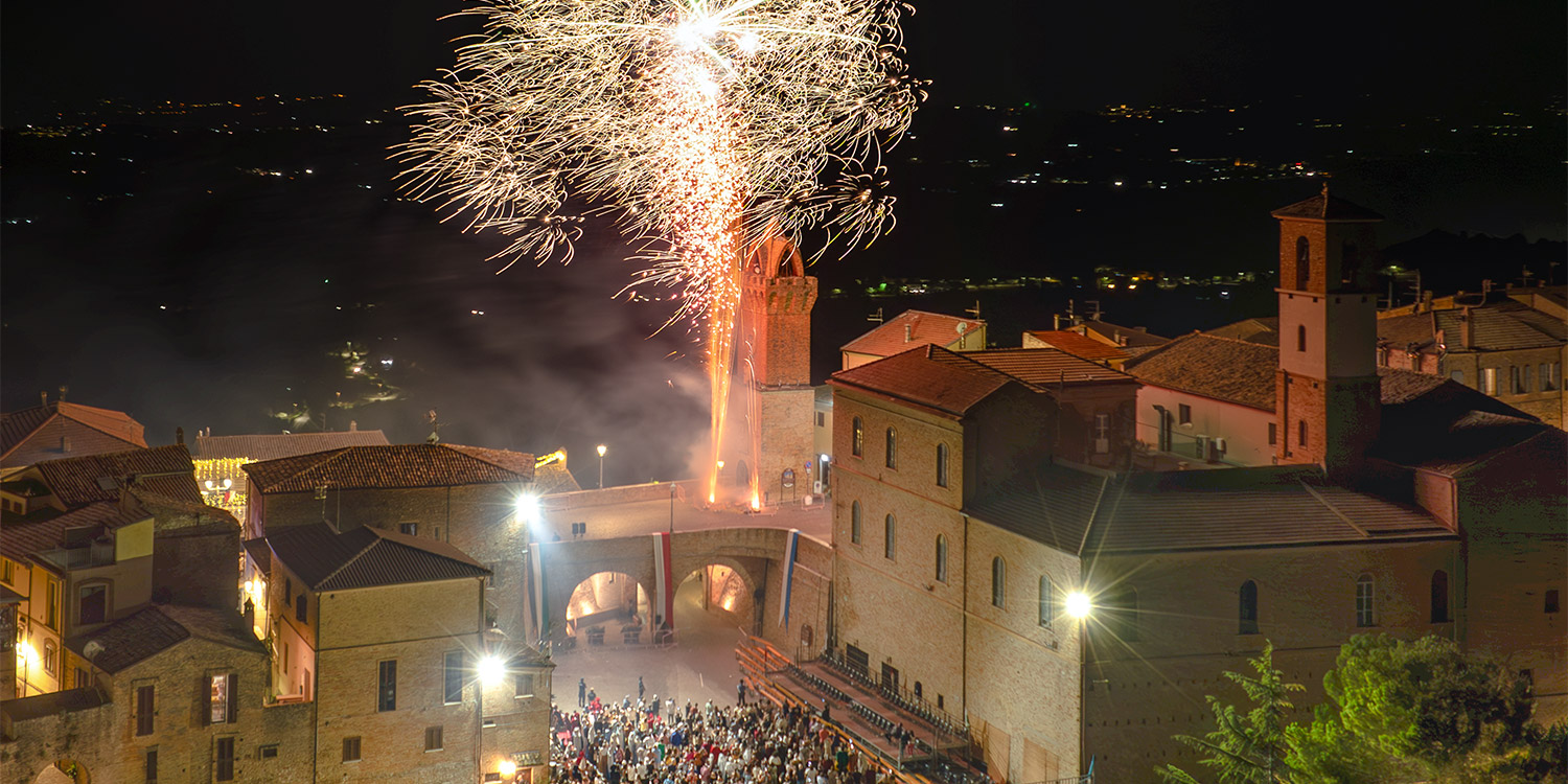 Fuochi d'artificio illuminano il centro storico
