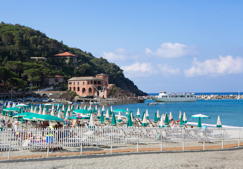 una spiaggia delimitata da una ringhiera di legno