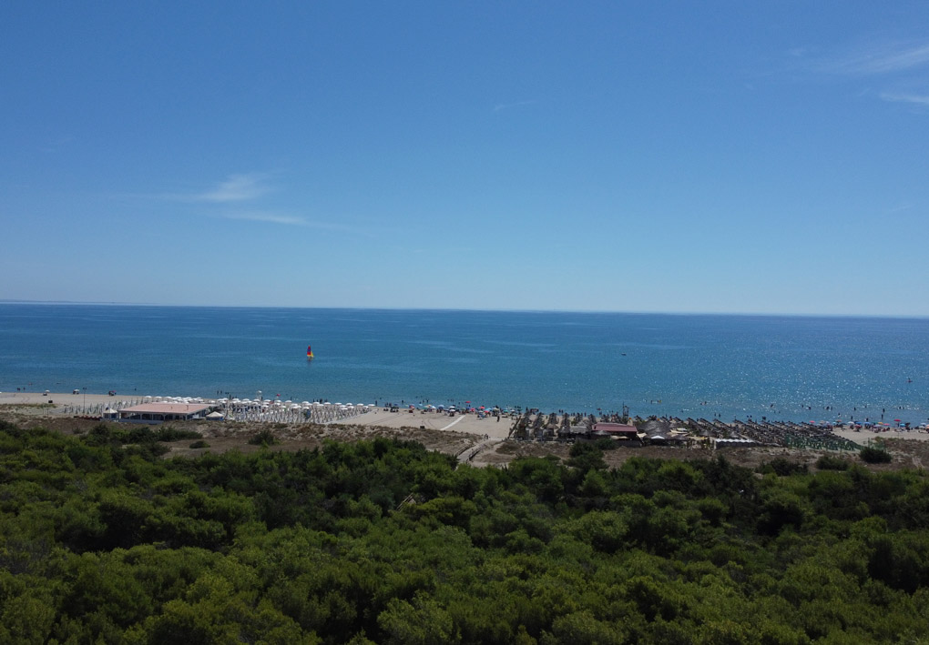 vista aerea di ginosa marina. Vegetazione cede il posto alla spiaggia, che si affaccia sul mare