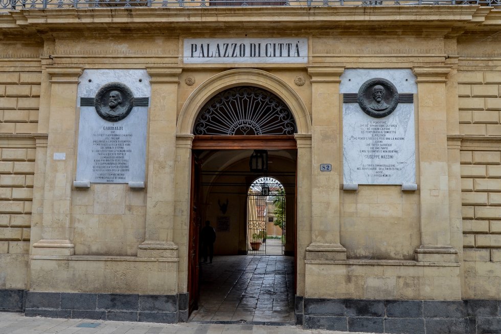 L'ingresso al palazzo comunale