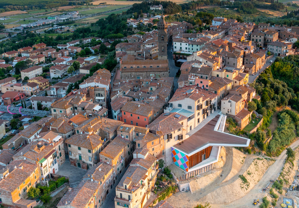 una vista dall'alto del borgo, con in primo piano la terrazza che si allunga sulla valle