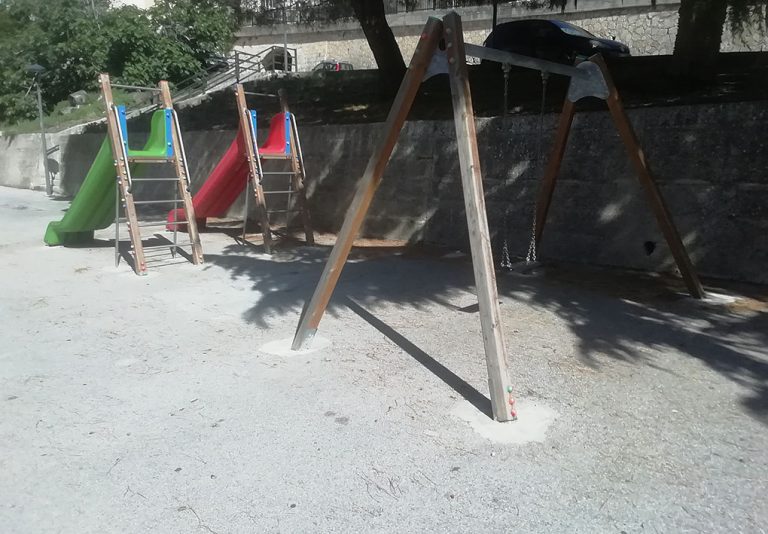 giochi per bambini all'ombra degli alberi