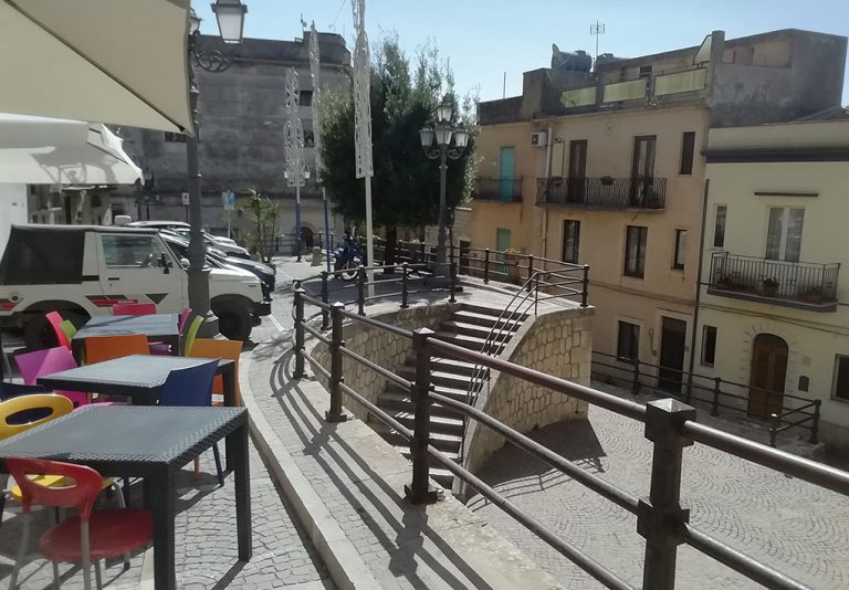tavolini si affacciano su una piazza
