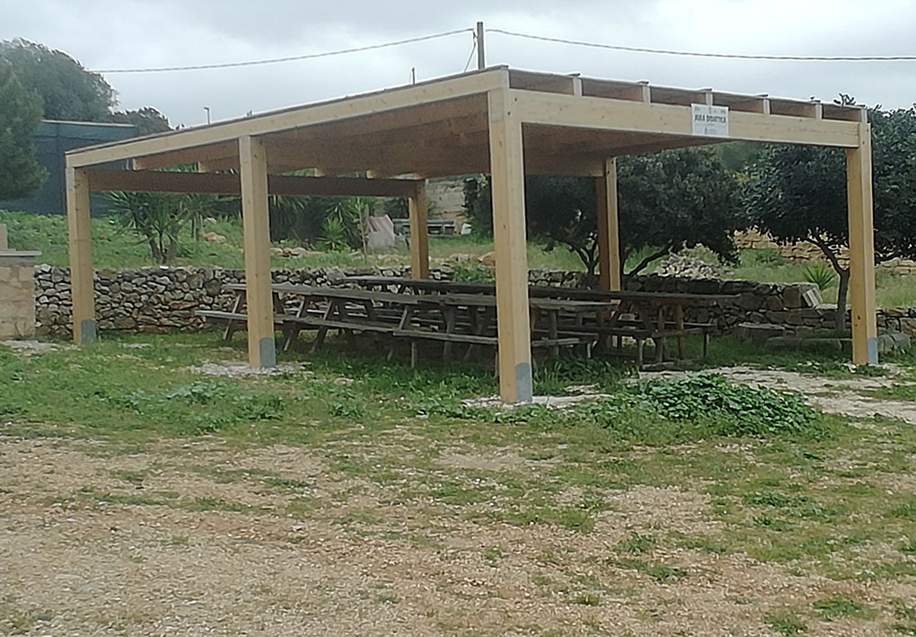 tavoli da picnic sotto una tettoia