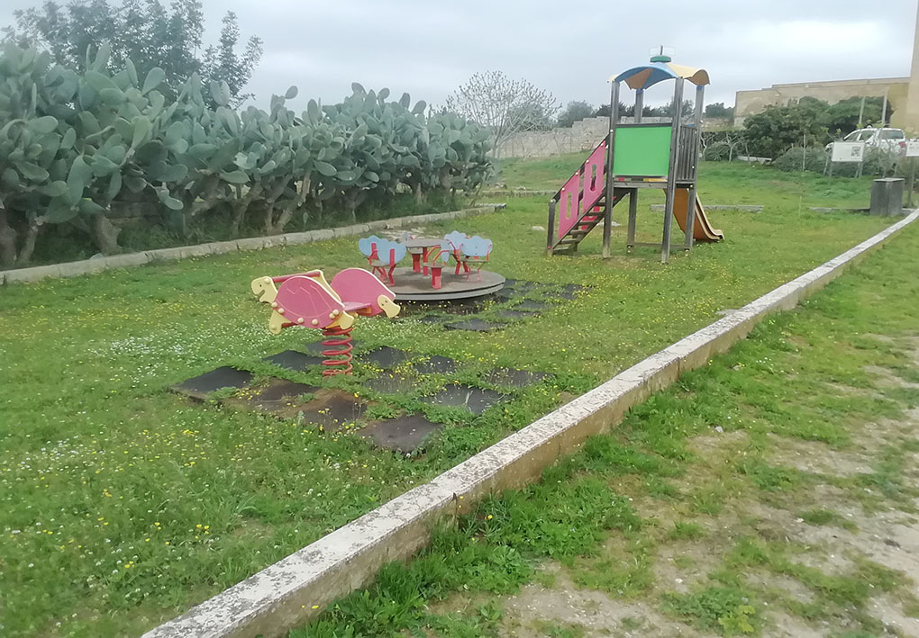 giochi per bambini sull'erba