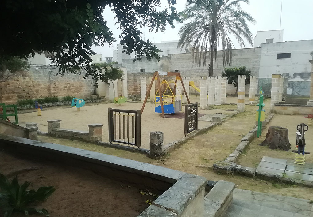 giochi per bambini nel cortile di un antico edificio