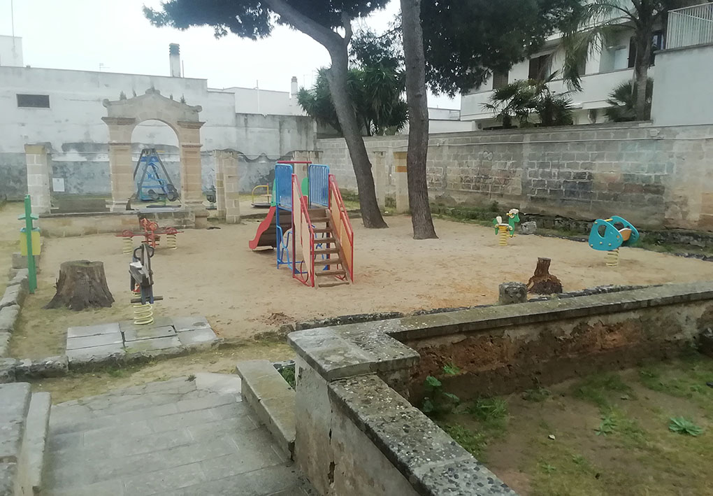 giochi per bambini nel cortile di un'antico edificio