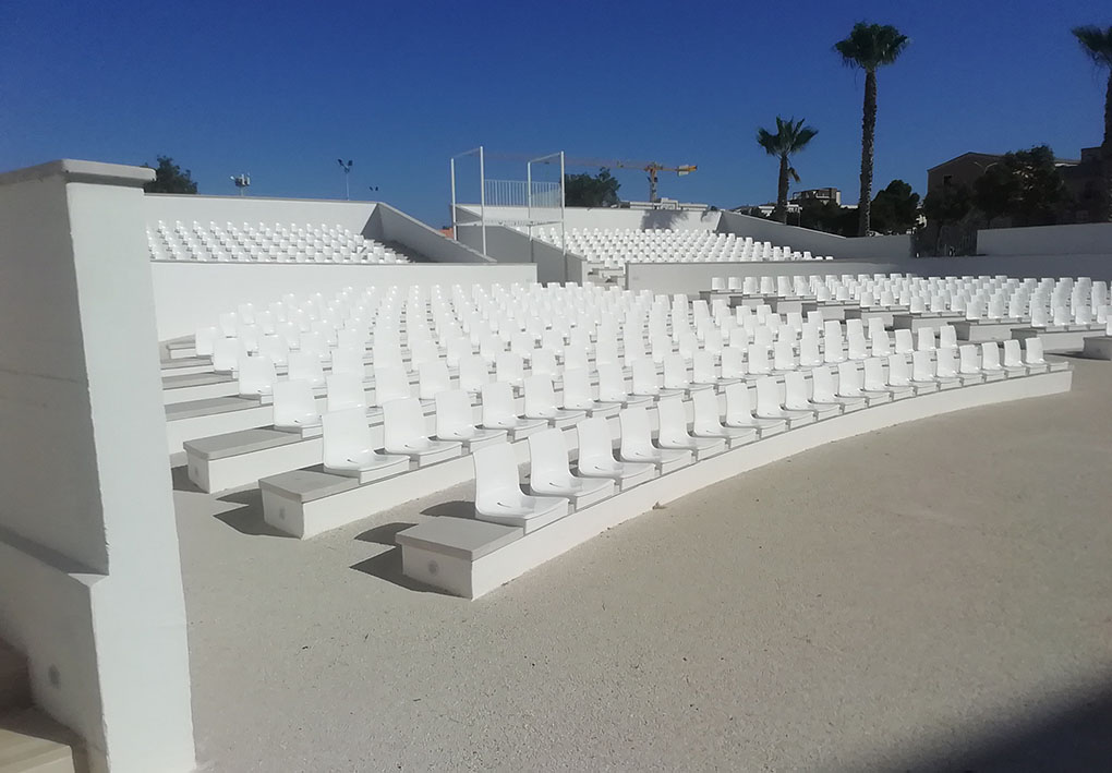 file di gradoni e sedie compongono la platea