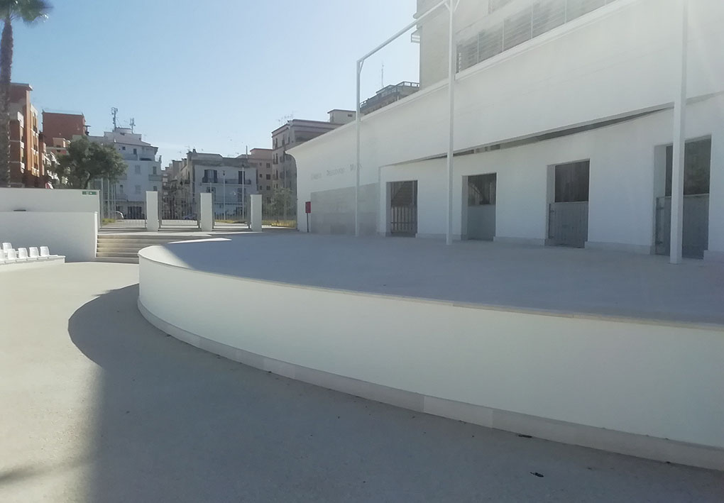il palco dell'anfiteatro, una costruzione moderna