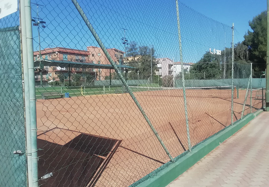 un campo da tennis circondato da reti