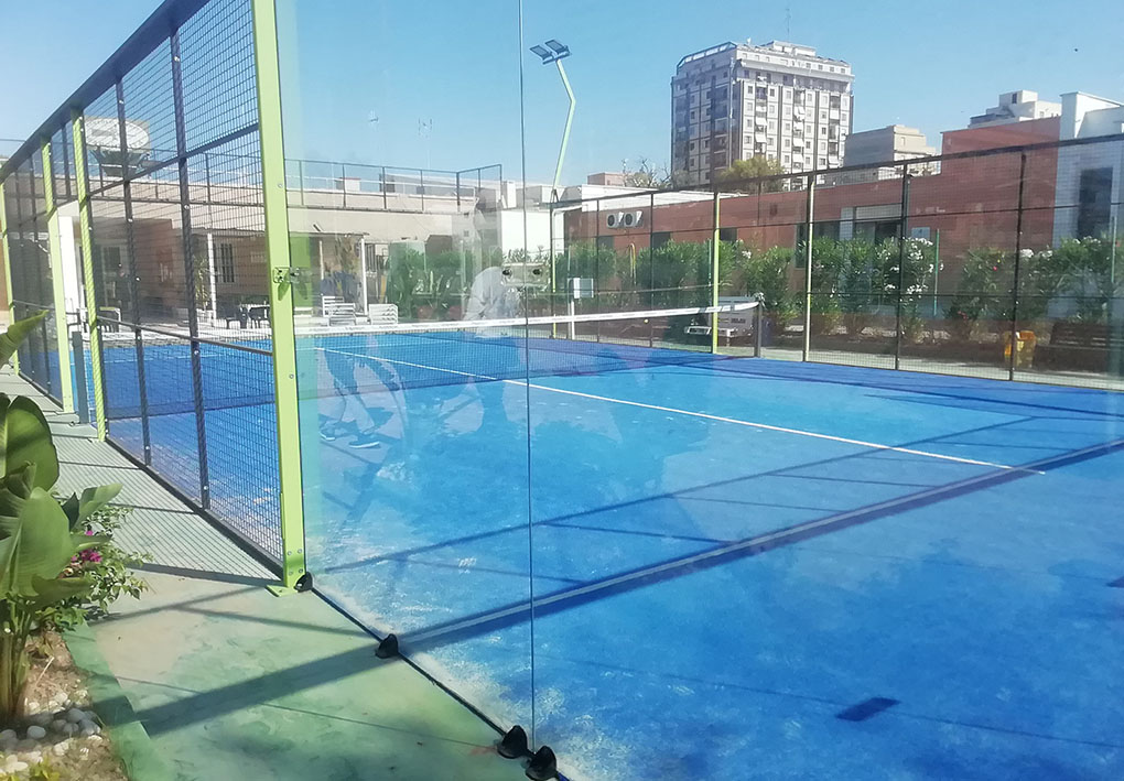 campo da padel con pareti in plexiglass