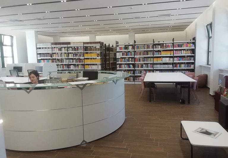 un ampio atrio di una moderna biblioteca