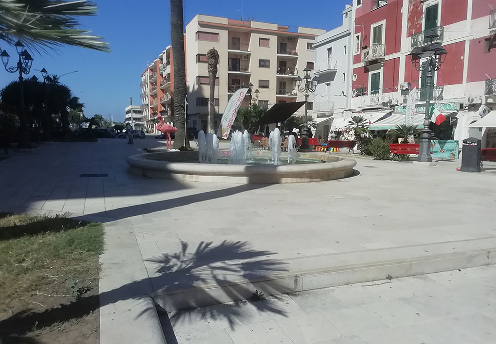 una fontana al centro della piazza
