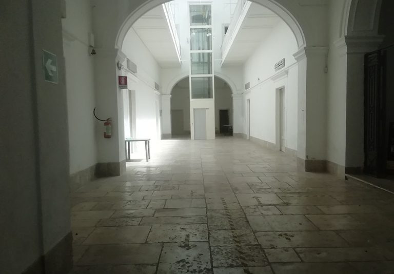 l'atrio del vecchio palazzo comunale. Un nuovo ascensore permette l'accesso ai piani superiori