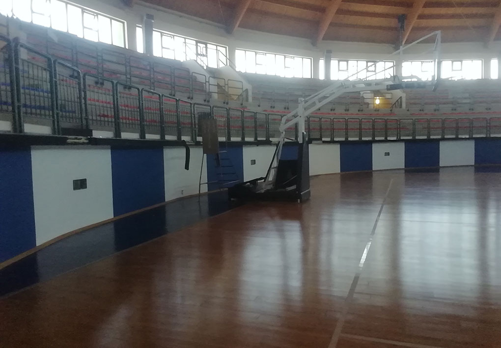 interno di un palazzetto dello sport circolare. Gli spalti rialzati circondano il campo in legno