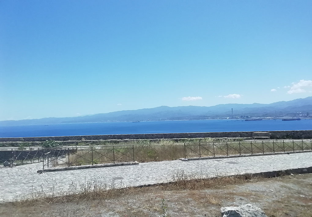 camminamenti in pietra lungo i bordi della fortificazione che domina la baia