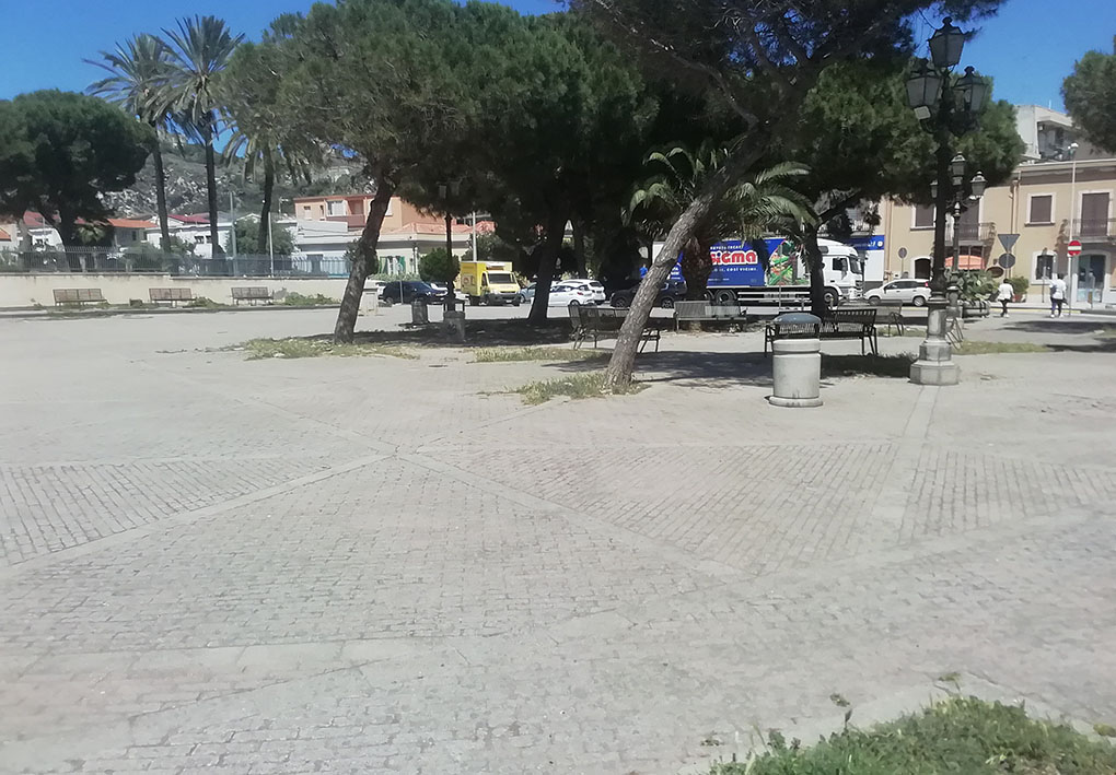 un ampio piazzale con alberi e panchine