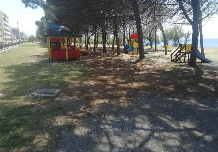 Giochi per bambini all'ombra degli alberi