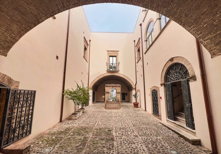 atrio del palazzo comunale, un basso edificio