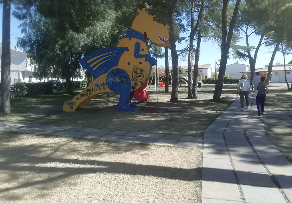 un alto gioco per bambini a forma di drago tra gli alberi