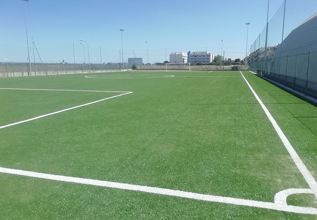 Un grande campo da calcio