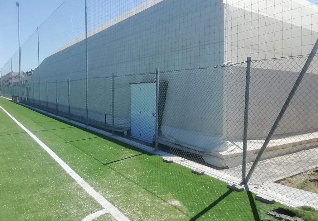 Esterno del palasport, visto dall'adiacente campo.
