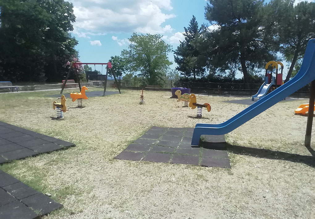 un parco giochi con alberi