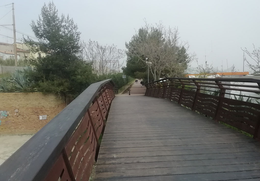 un ponte in legno che collega due tratti di lungomare