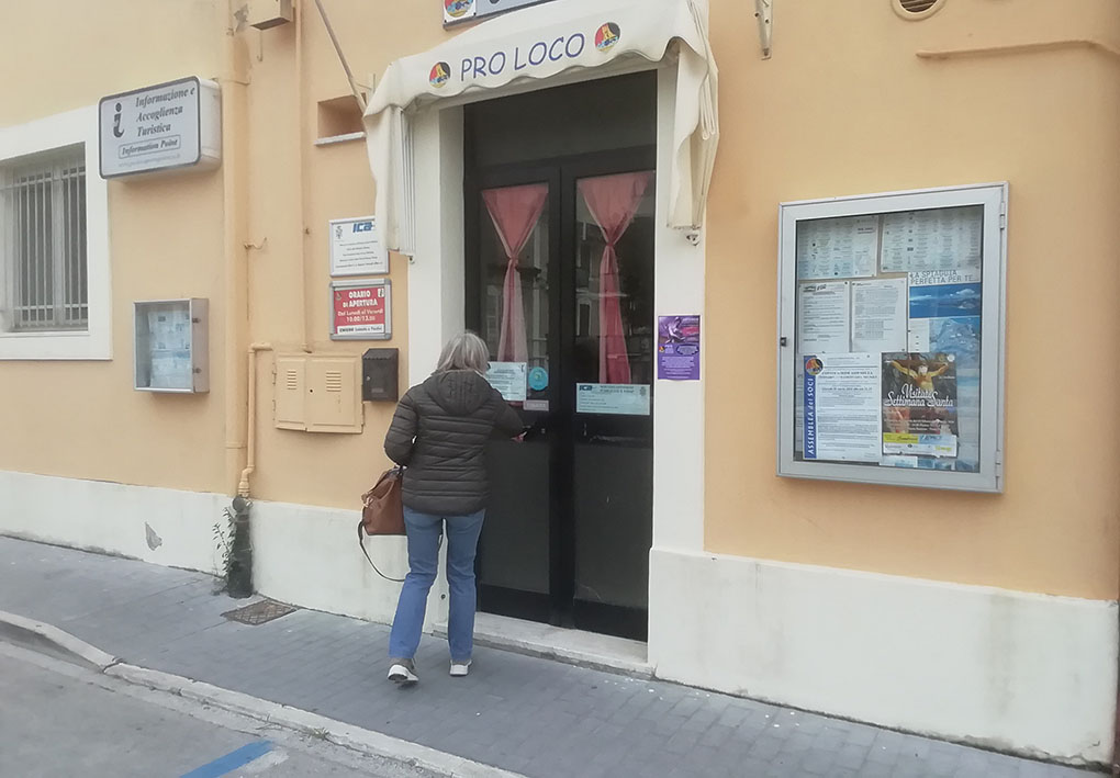 Accesso all'ufficio della pro loco di Potenza Picena
