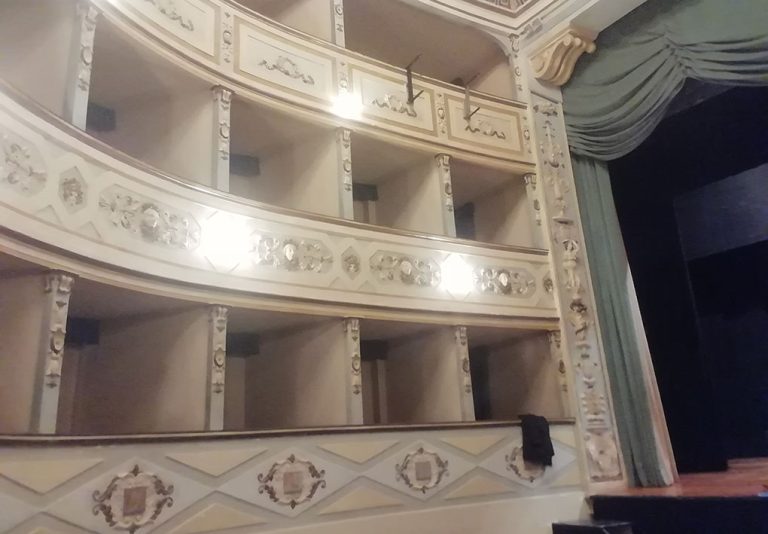 i palchi della galleria di un teatro ottocentesco
