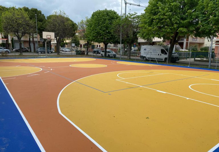 un ordinato campo da gioco circondato da alberi