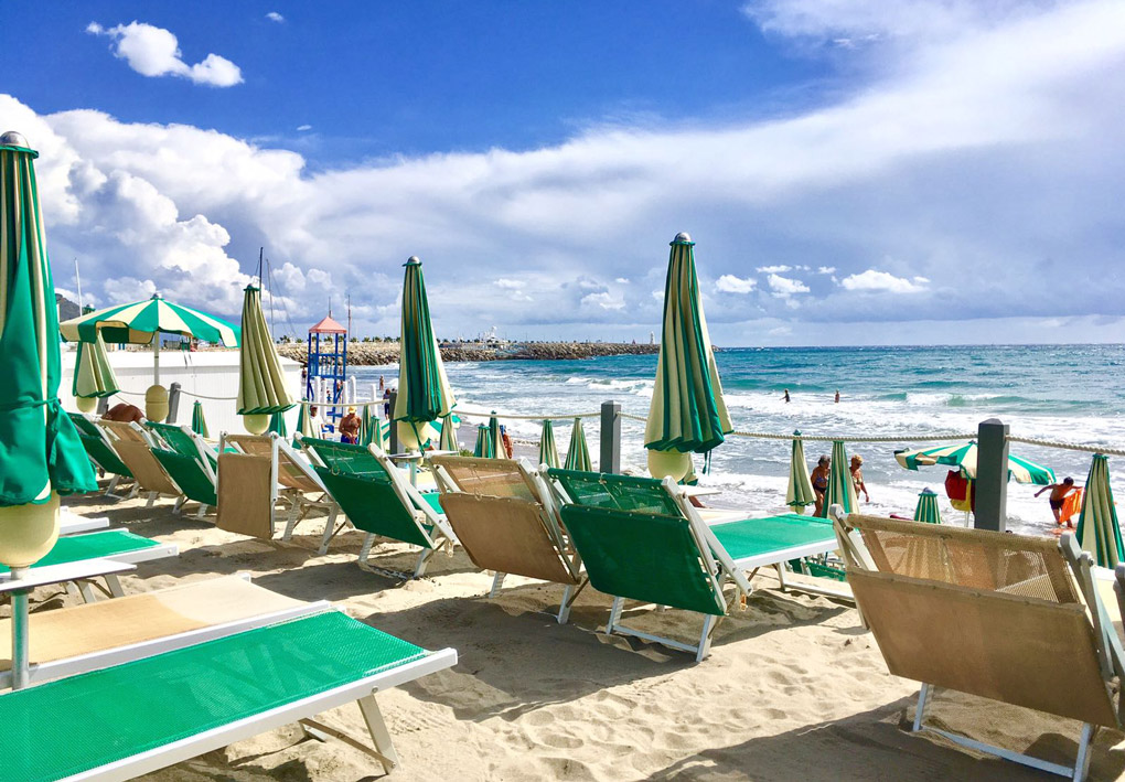 File di ombrelloni sulla spiaggia di sabbia