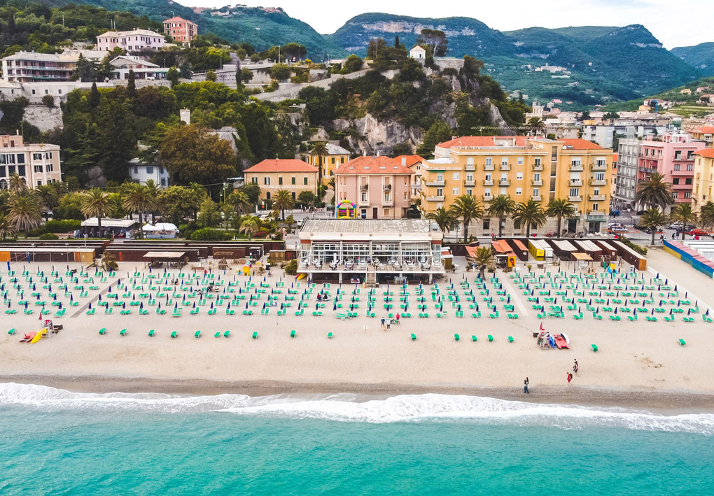 Vista panoramica di un grande stabilimento balneare