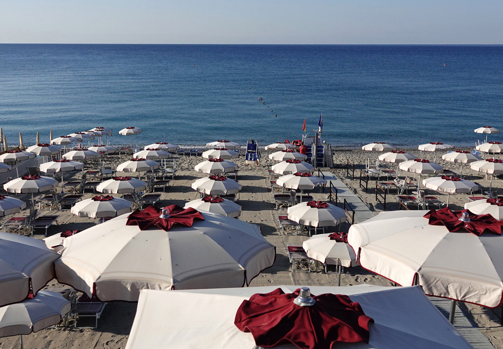 La spiaggia con gli ombrelloni aperti