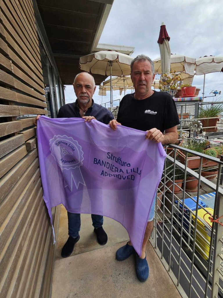 Il presidente di Bandiera Lilla consegna la Bandiera Lilla Approved agli stabilimenti