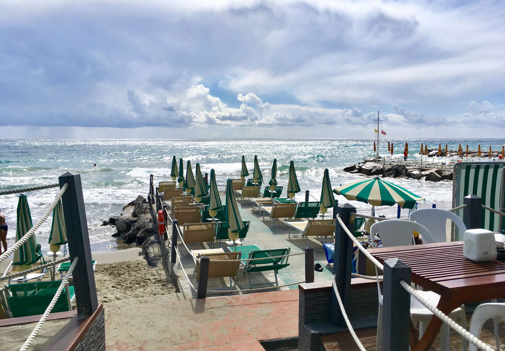 File di ombrelloni sulla spiaggia di sabbia